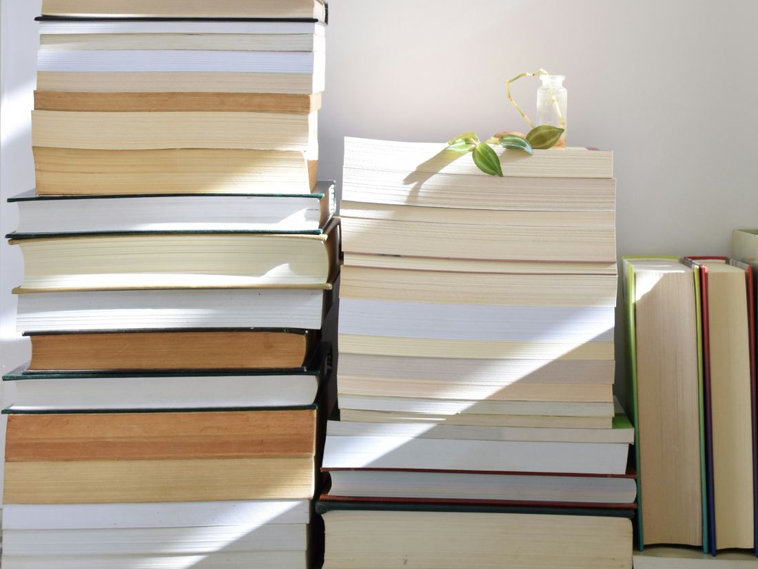 光の差し込む場所に積まれた洋書